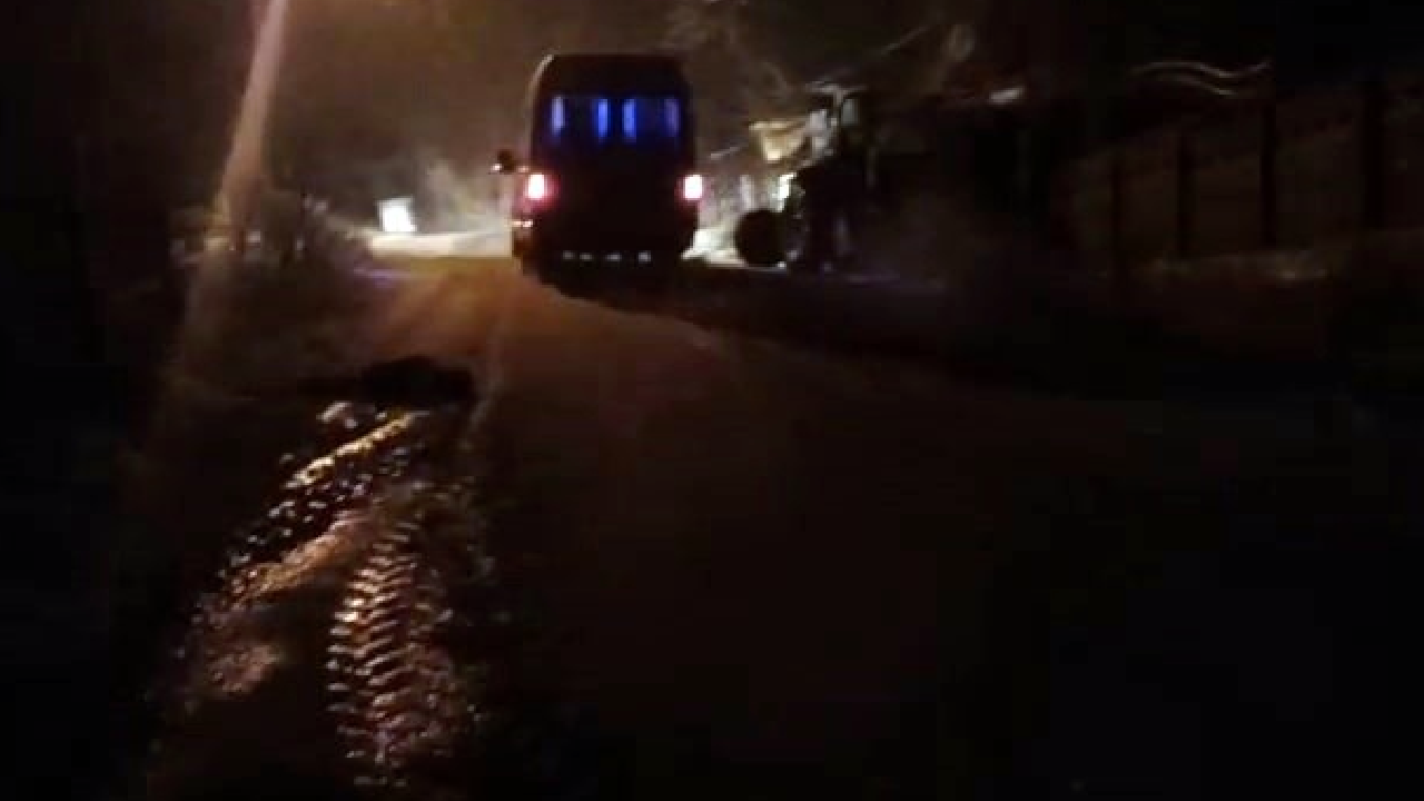 Yolcu minibüsü karda mahsur kaldı! Kepçe yolu açtı, vatandaş kurtardı