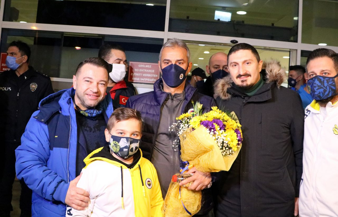 Fenerbahçe kafilesi Antalya'da... İsmail Kartal ve futbolculara sevgi gösterisi - Sayfa 3