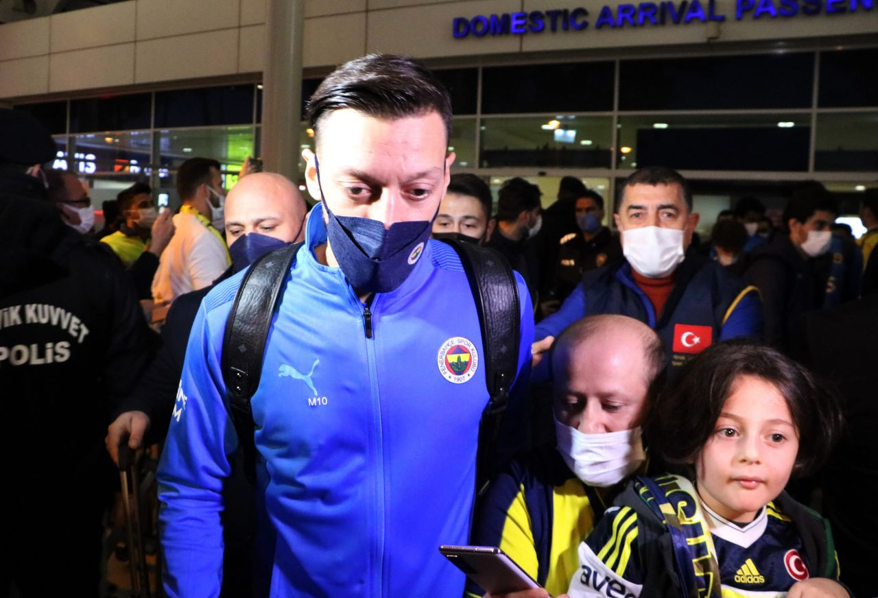 Fenerbahçe kafilesi Antalya'da... İsmail Kartal ve futbolculara sevgi gösterisi - Sayfa 4