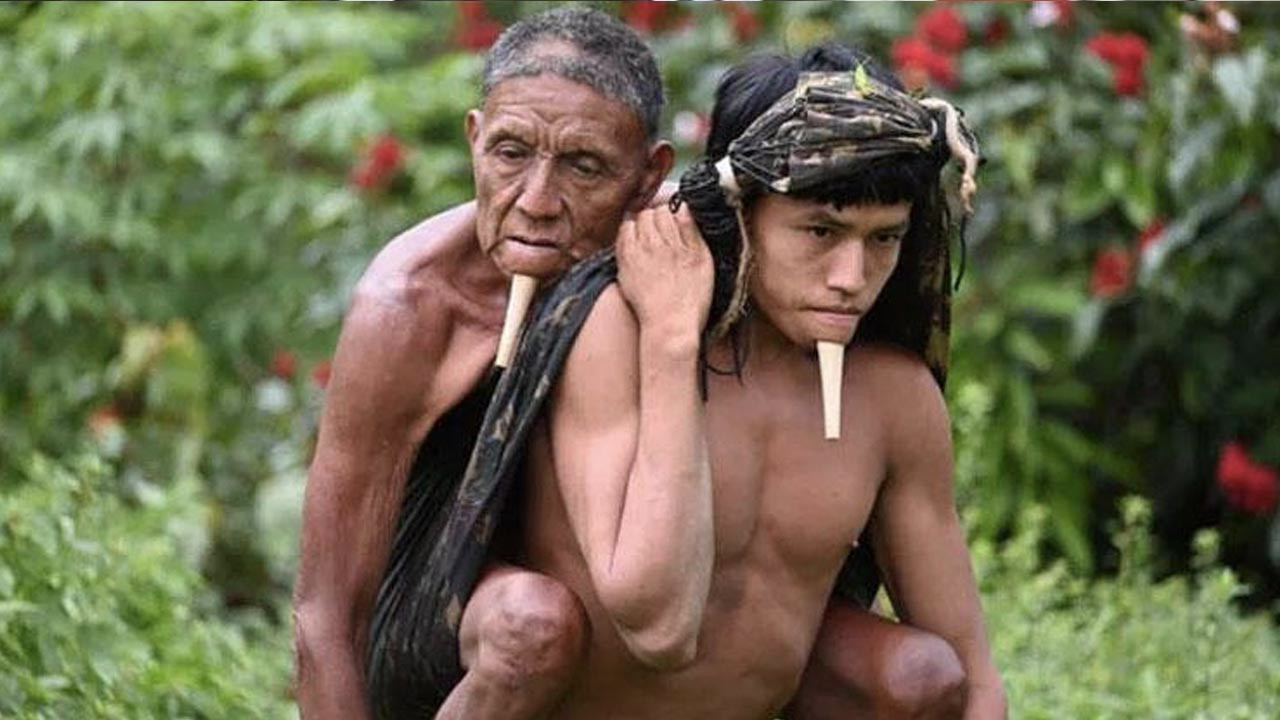 Sosyal medyada gündem oldu: Amazon yerlisi babasını aşıya böyle götürdü