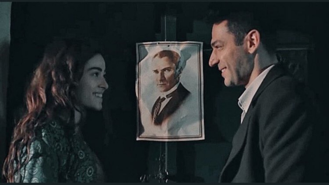Dizi tarihinin en aktivist çifti: Aziz ve Efnan Hatay'ı Atatürk resimleriyle donattı!