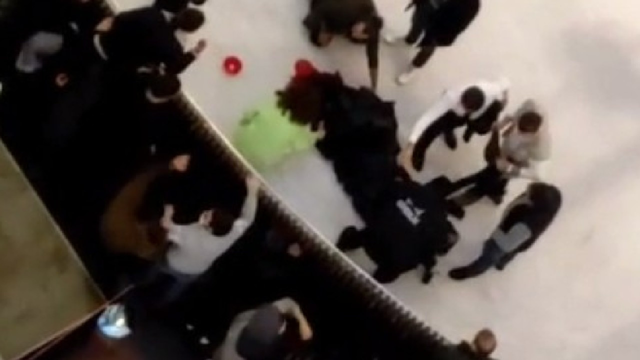 İstanbul'da AVM'de intihar şoku! 3. kattan buz pistine çakıldı