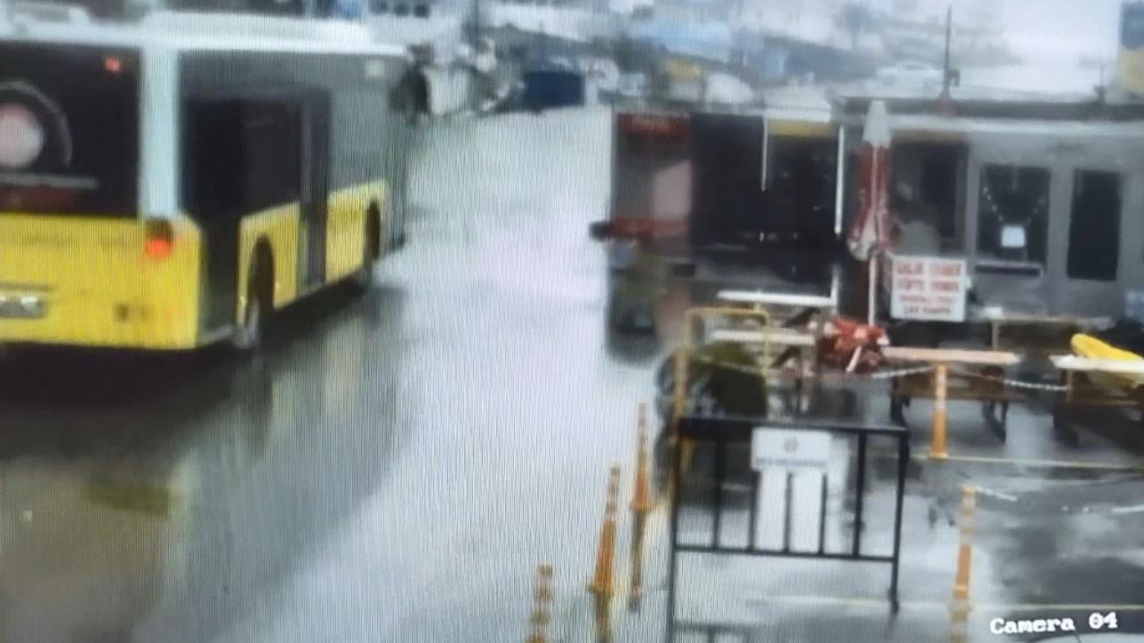 İstanbul'da korku dolu anlar: Dev dalgalar İETT otobüsünün camını kırdı