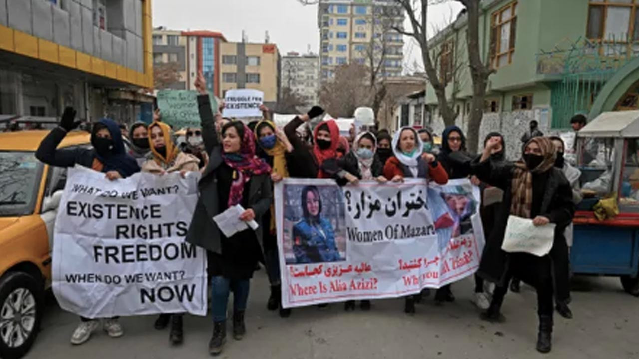 Afganistan'da kadınlar Taliban'a karşı ayaklandı: Biber gazıyla müdahale ettiler