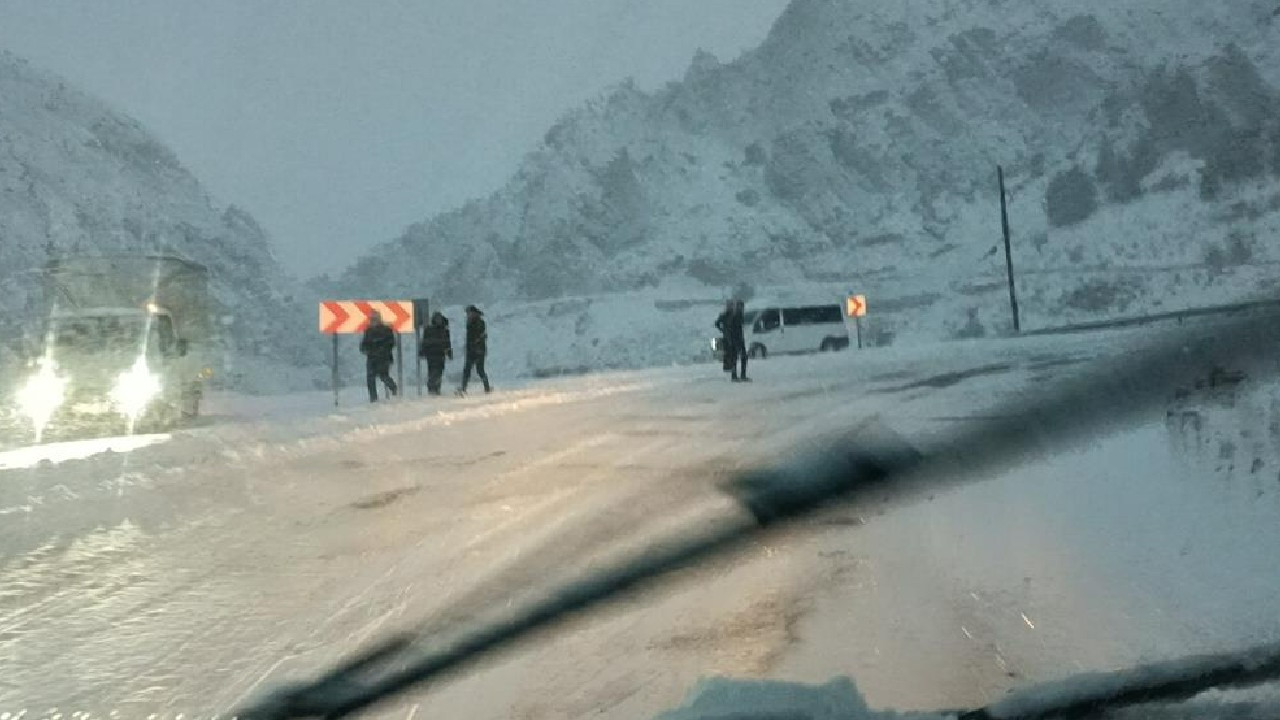 Buz pistine dönen Sincik-Kahta karayolu ulaşıma kapandı