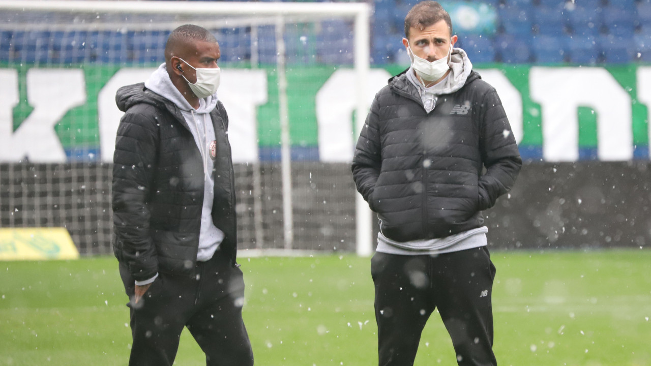 Çaykur Rizespor ile Antalyaspor maçı olumsuz hava şartları nedeniyle yarına ertelendi