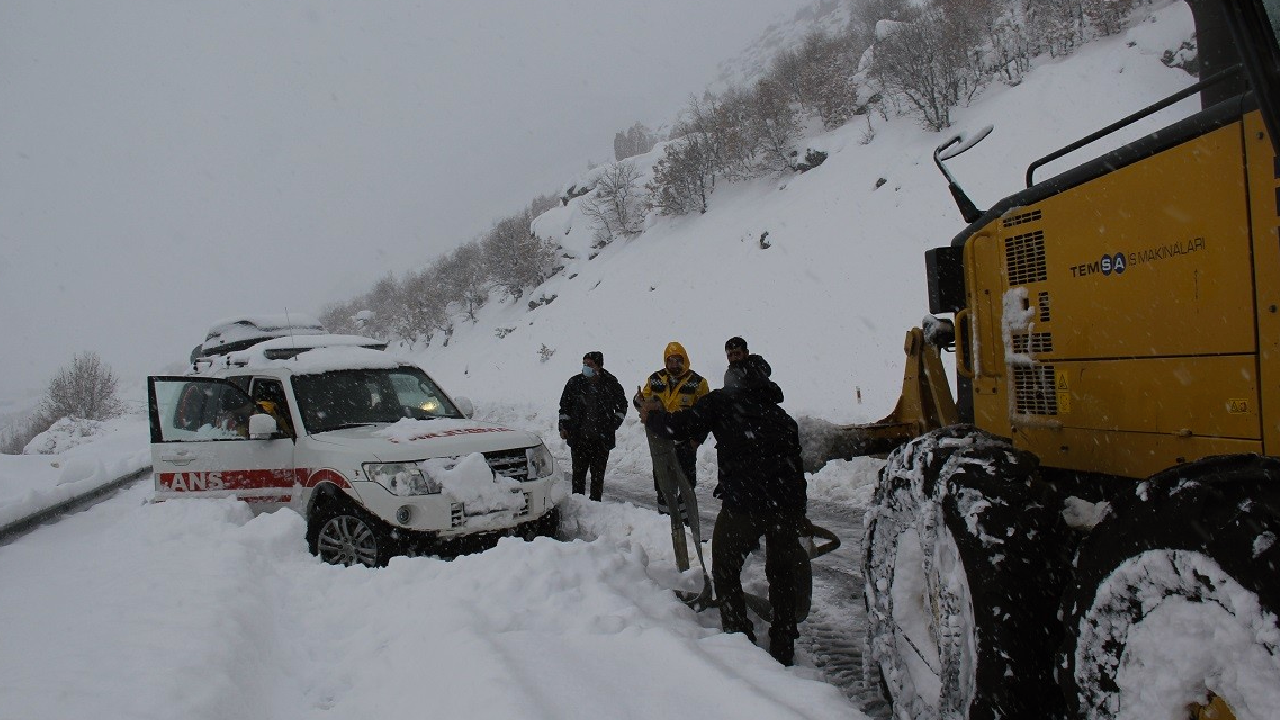 Diyarbakır'da ambulanslar karda mahsur kaldı