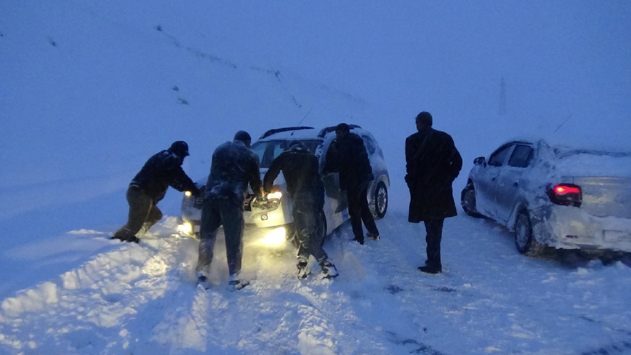 5 saat tipide kaldılar! Karda mahsur kalan 50 araçtaki 100 kişi kurtarıldı