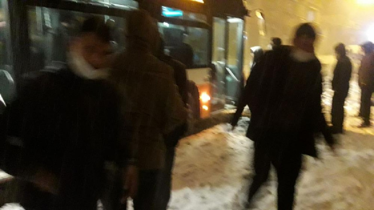 Gaziantep'i kar vurdu: Vatandaşlar araçlarda mahsur kaldı
