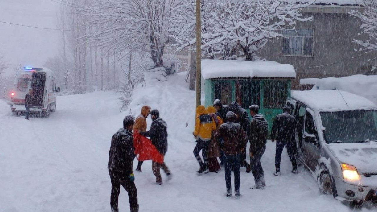 Şırnak-Hakkari karayolu ulaşıma kapandı, hastalar yolda kaldı