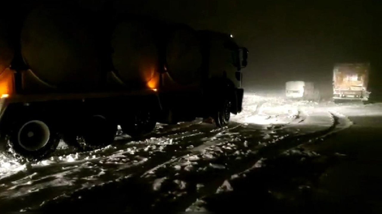 Şanlıurfa-Adıyaman karayolu ulaşımına kar engeli: Onlarca araç mahsur kaldı