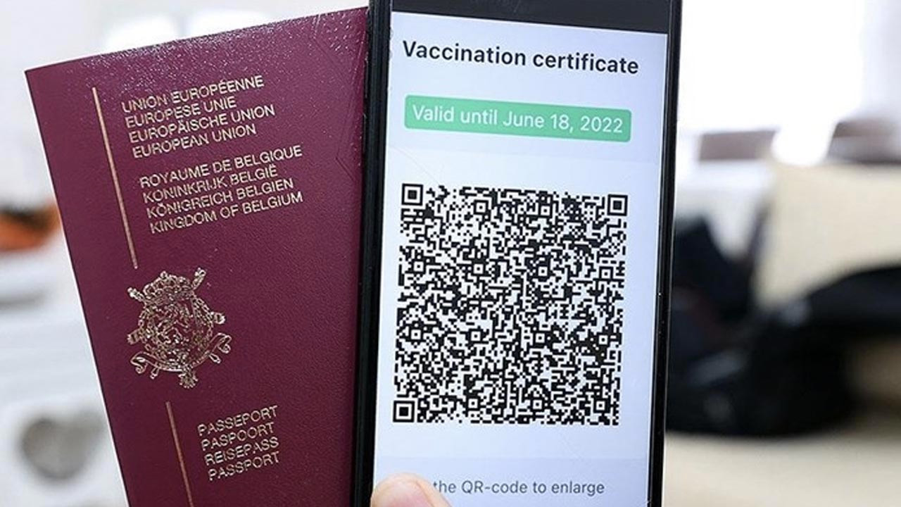 Alman polisinden soruşturma: On binlerce aşı sertifikası sahte mi?
