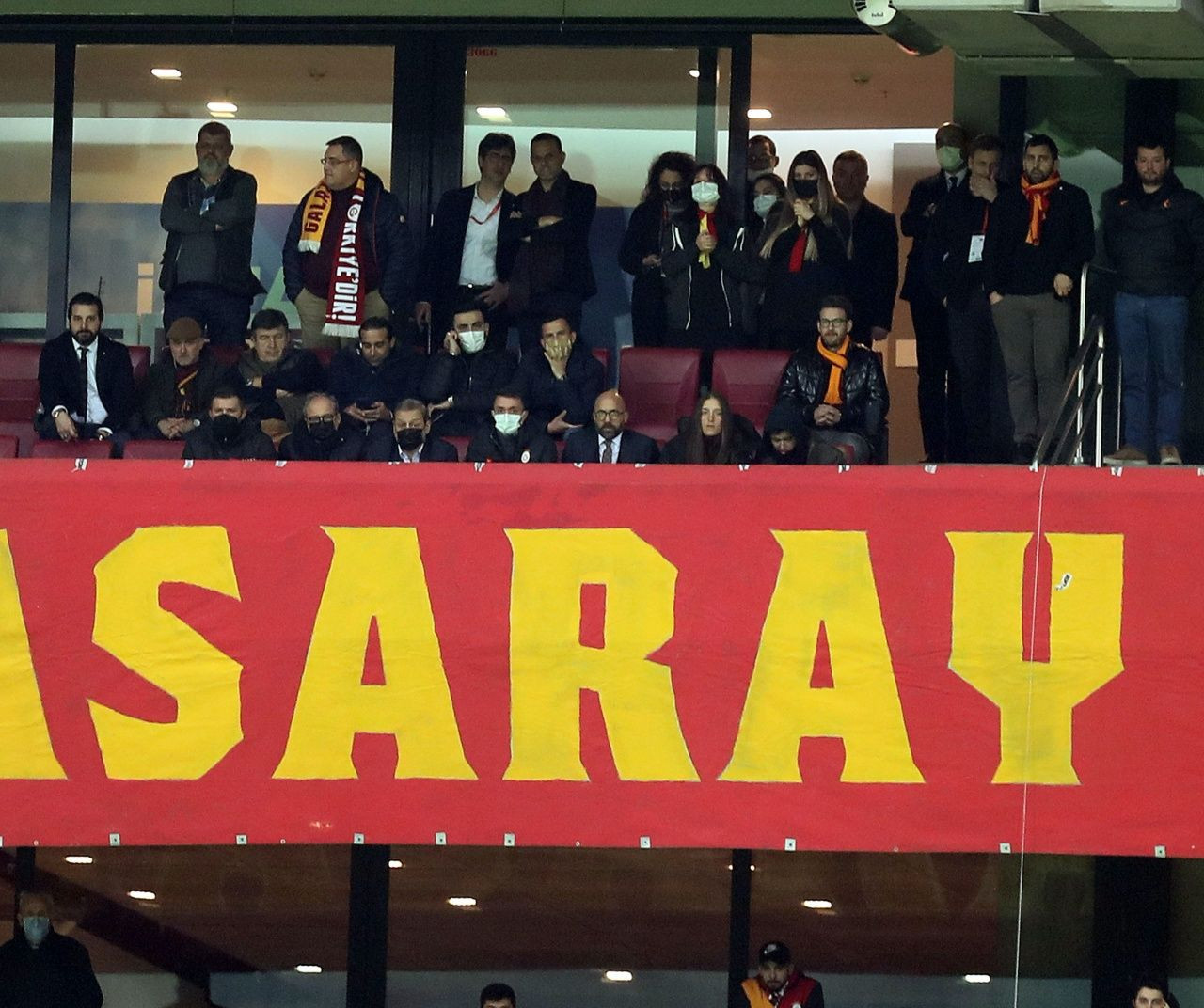 Galatasaray taraftarından yönetim ve futbolculara #DefolGitBurakElmas etiketli protesto... - Sayfa 1