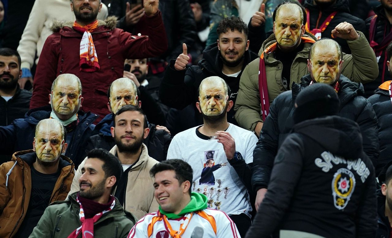 Galatasaray taraftarından yönetim ve futbolculara #DefolGitBurakElmas etiketli protesto... - Sayfa 3