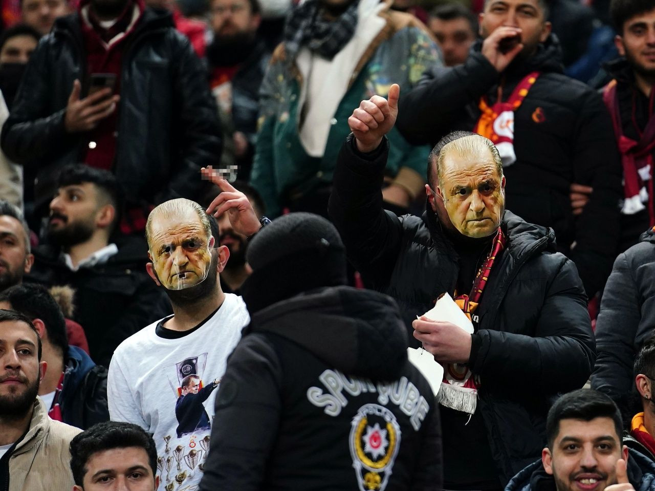 Galatasaray taraftarından yönetim ve futbolculara #DefolGitBurakElmas etiketli protesto... - Sayfa 4