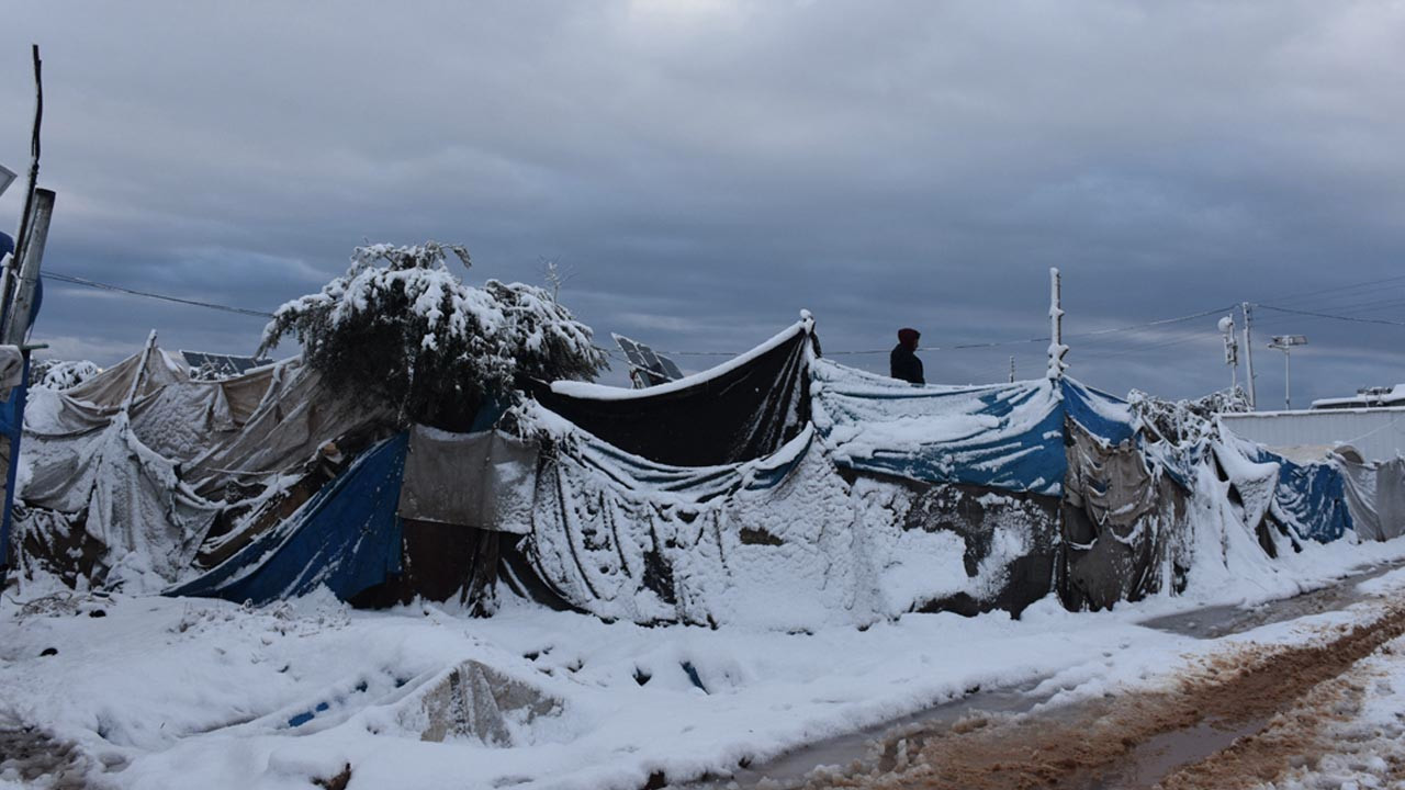 Afrin ve Azez'de kar yağışı ve fırtına sonrası çadırlar çöktü, yollar ulaşıma kapandı