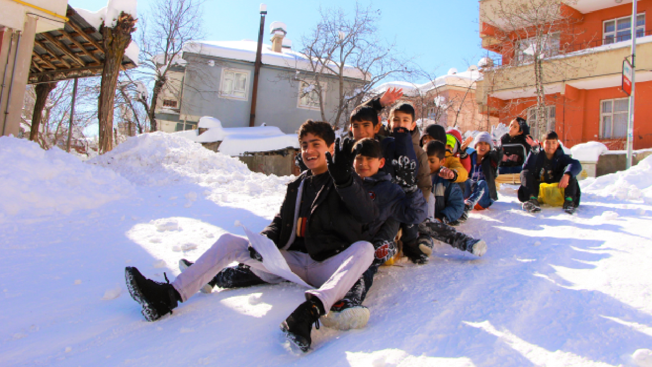 İlk dönemin son gününde eğitime kar engeli! Yarın bu illerde okullar tatil