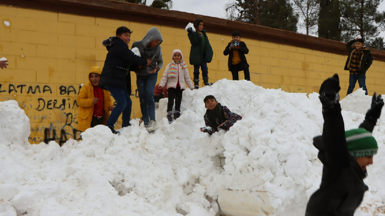 Kar yağmayan ilçeye çocuklar için kamyon kamyon kar taşındı