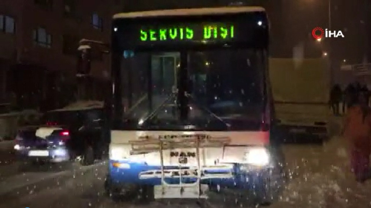 Ankara’da kontrolden çıkan belediye otobüsü araçlara çarparak durdu