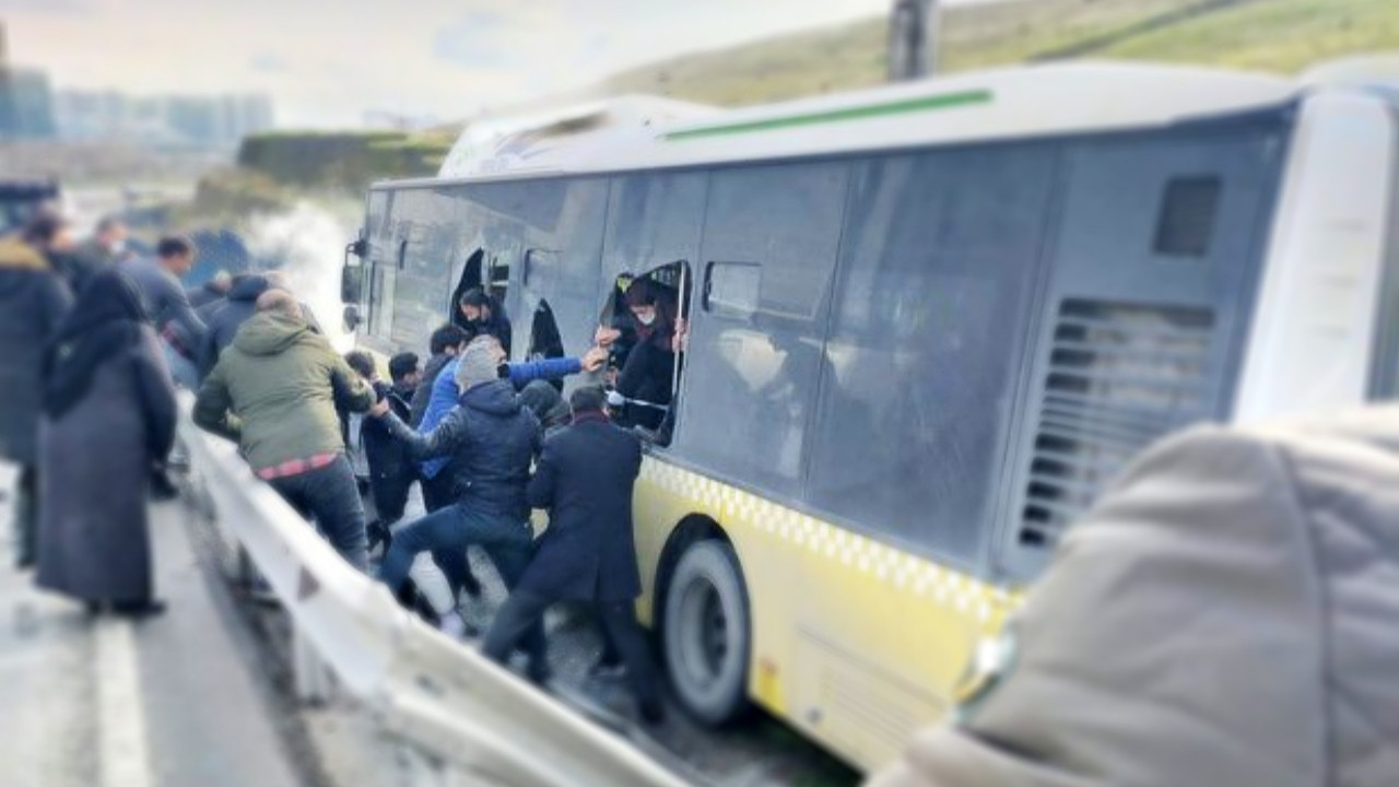 Sefaköy'de İETT otobüsü kaza yaptı: Yolcular camlar kırılarak çıkarıldı!