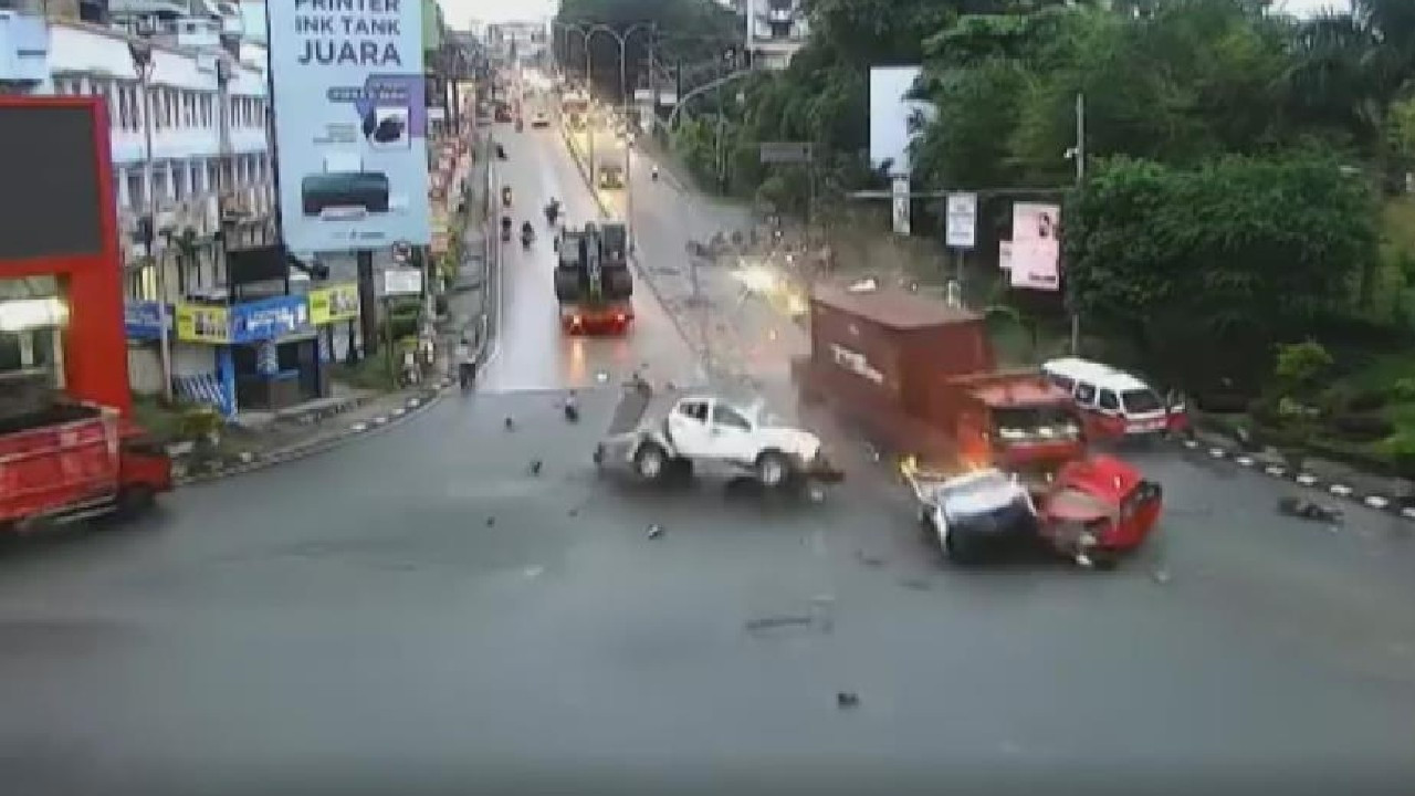 Freni boşalan kamyon, kırmızı ışıkta bekleyen araçları biçti: 4 ölü, 22 yaralı
