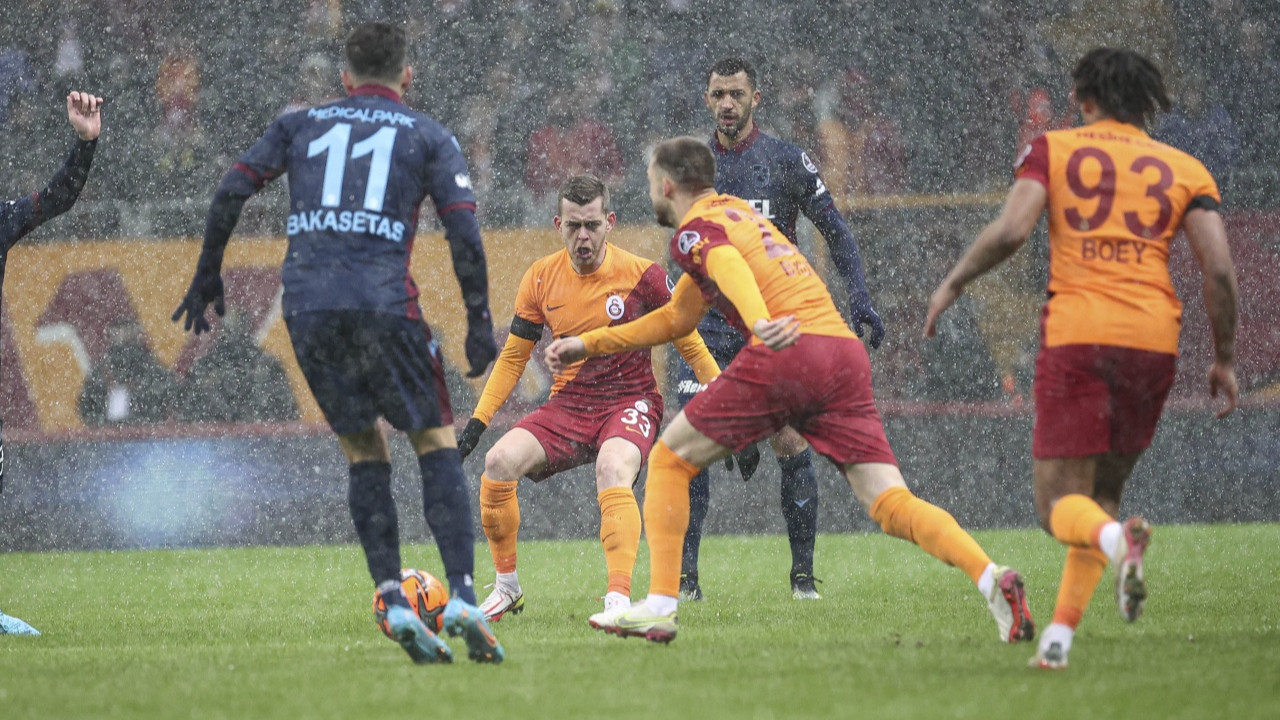 Alexandru Cicaldau penaltıdan attığı golle Galatasaray'ı Trabzonspor maçında 1-0 öne geçirdi