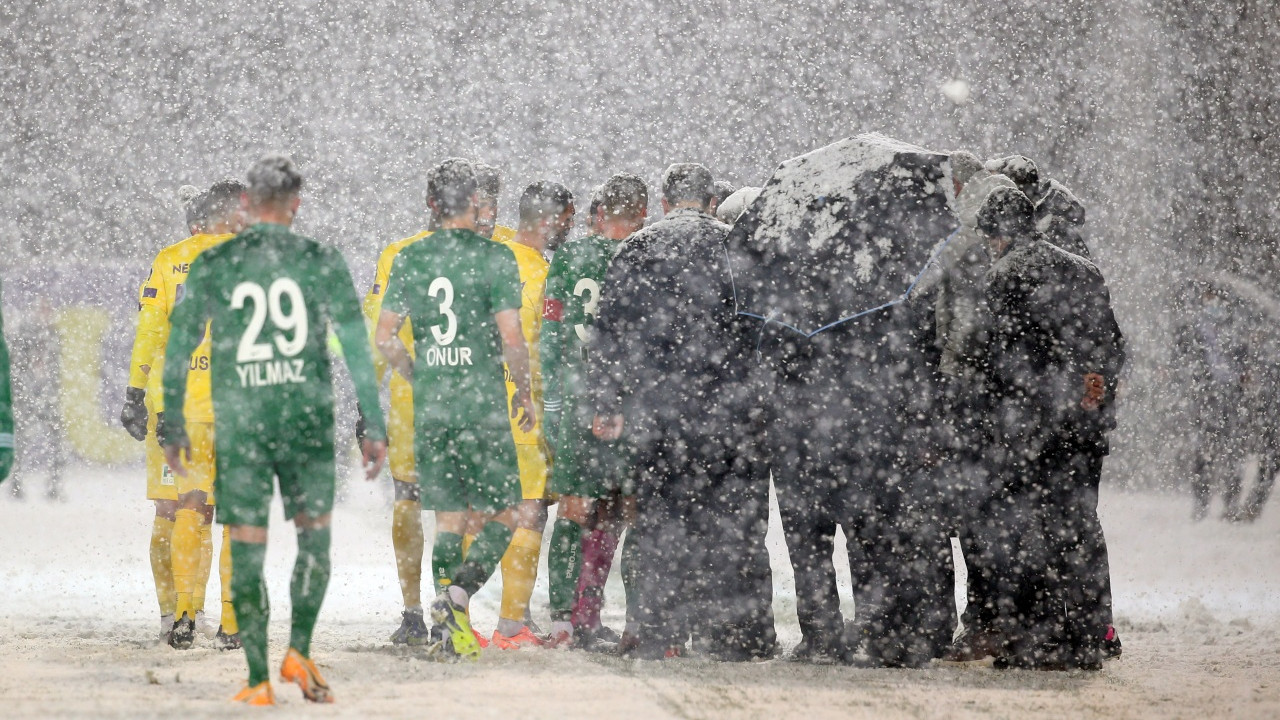 Eyüpspor-Bursaspor maçı elverişsiz hava şartları nedeniyle ertelendi