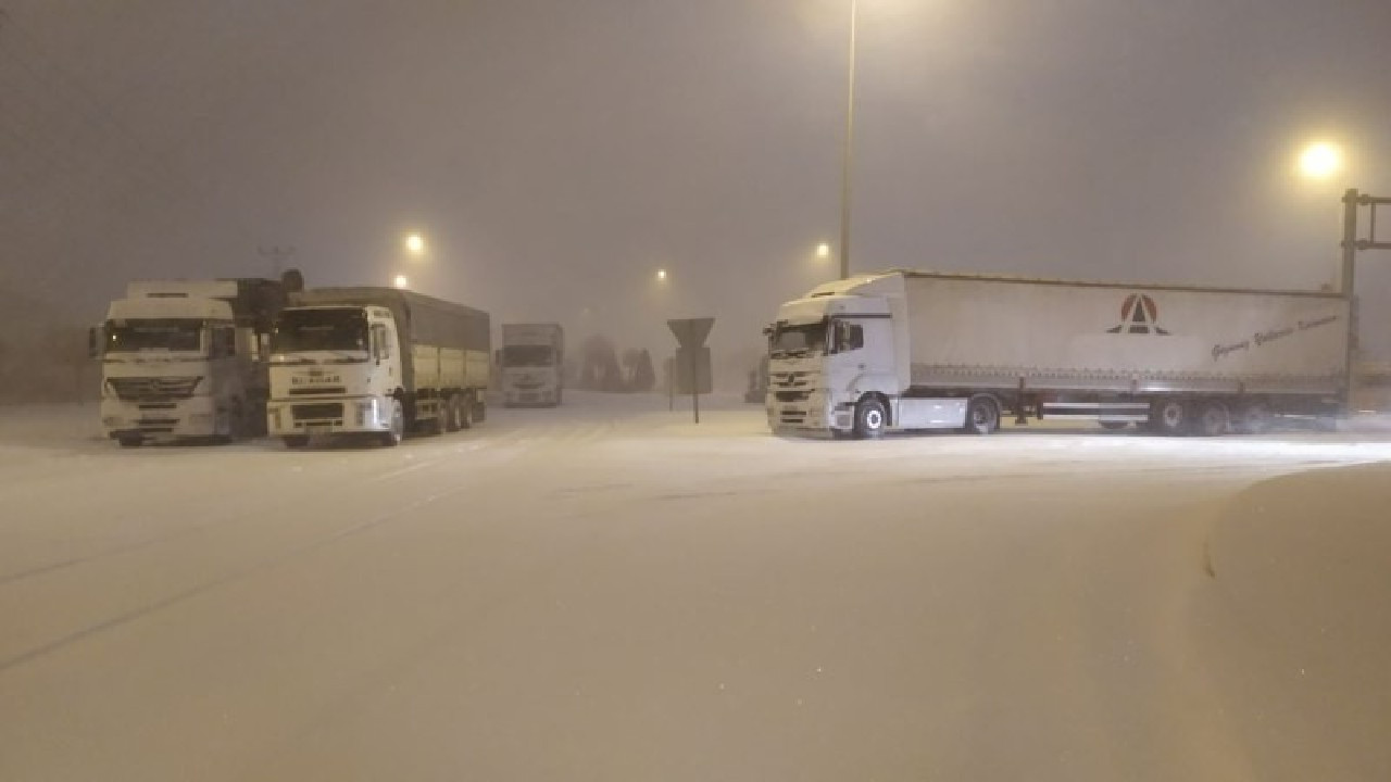 Konya'da yoğun kar ve tipi nedeniyle karayolları ulaşıma kapatıldı