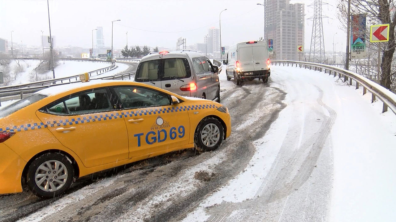 İstanbul’daki kar yağışında son durum: Araçlar mahsur kaldı