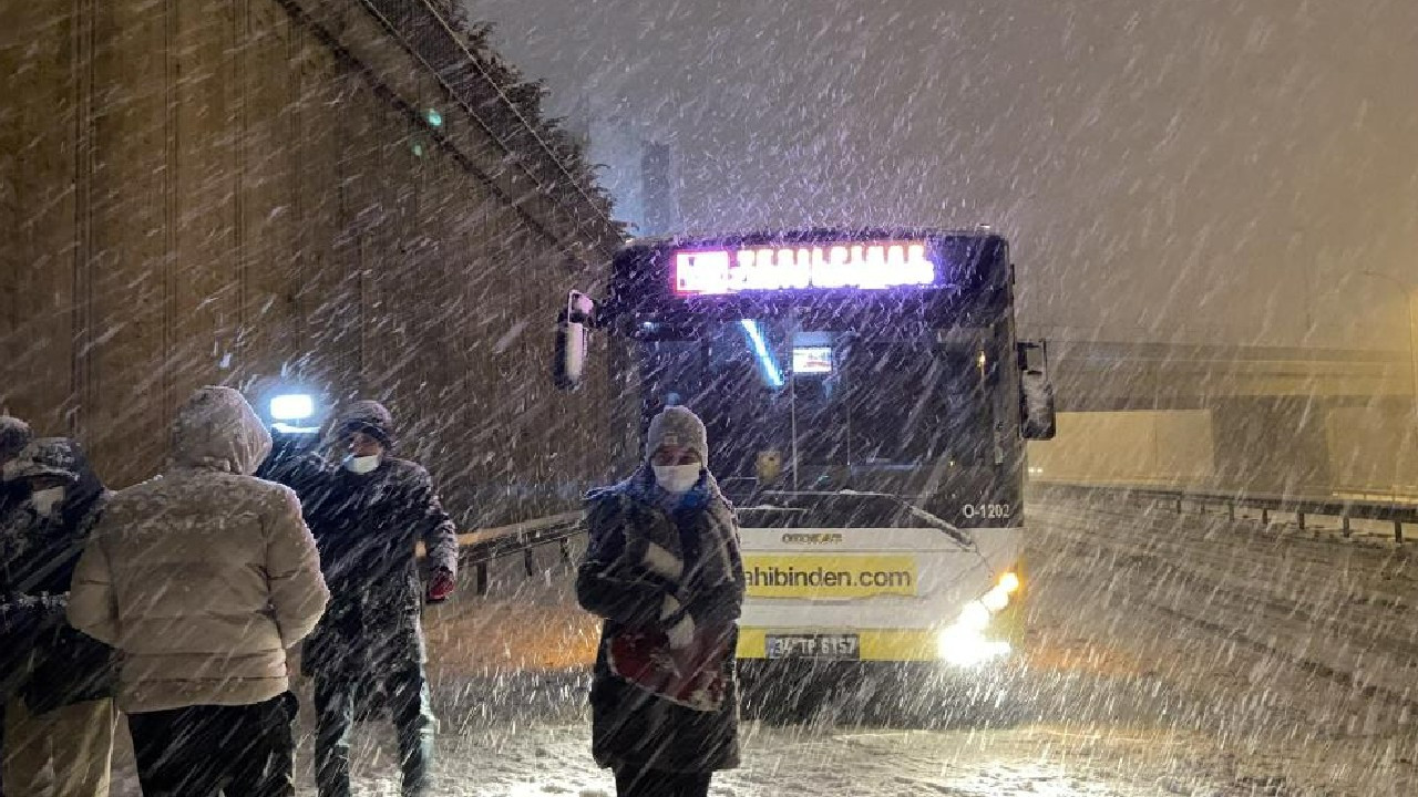 Arızalanan İETT otobüsü yolda kaldı, içindeki yolcular mağdur oldu