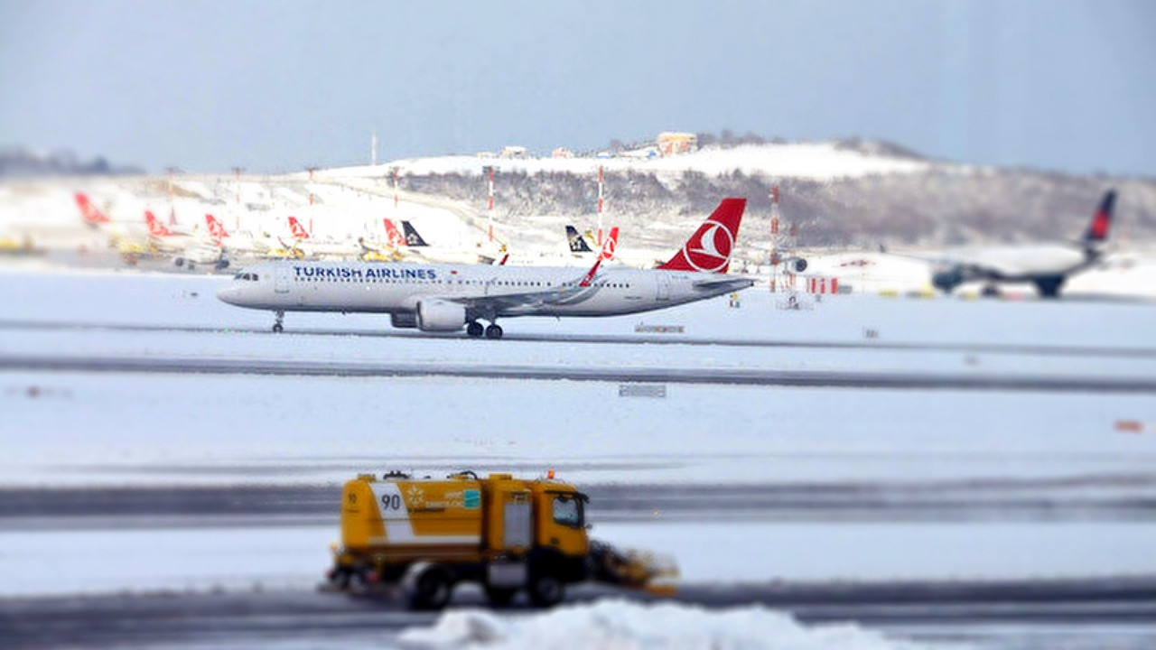 Ulaşıma kar engeli: İstanbul Havalimanı'nda tüm uçuşlar durduruldu!
