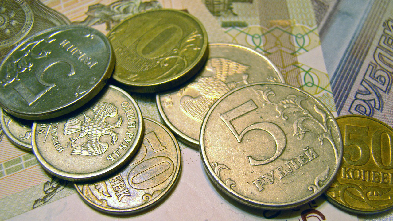 Rusya, Ukrayna sınırına konuşlanmayı sürdürürken ruble değer kaybediyor