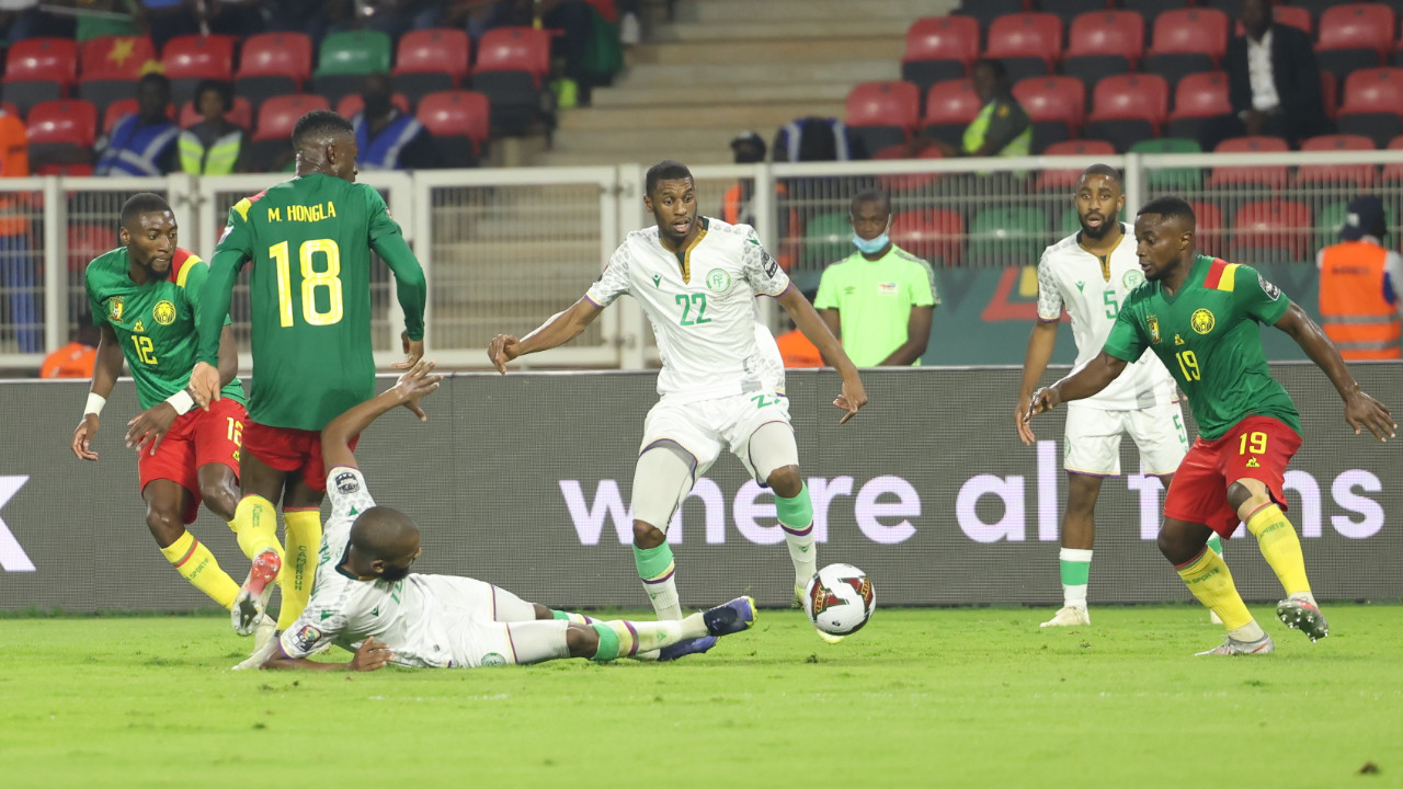 Kamerun-Komorlar maçında sol bek 90 dakika kaleyi korudu! Afrika Uluslar Kupası devam ediyor