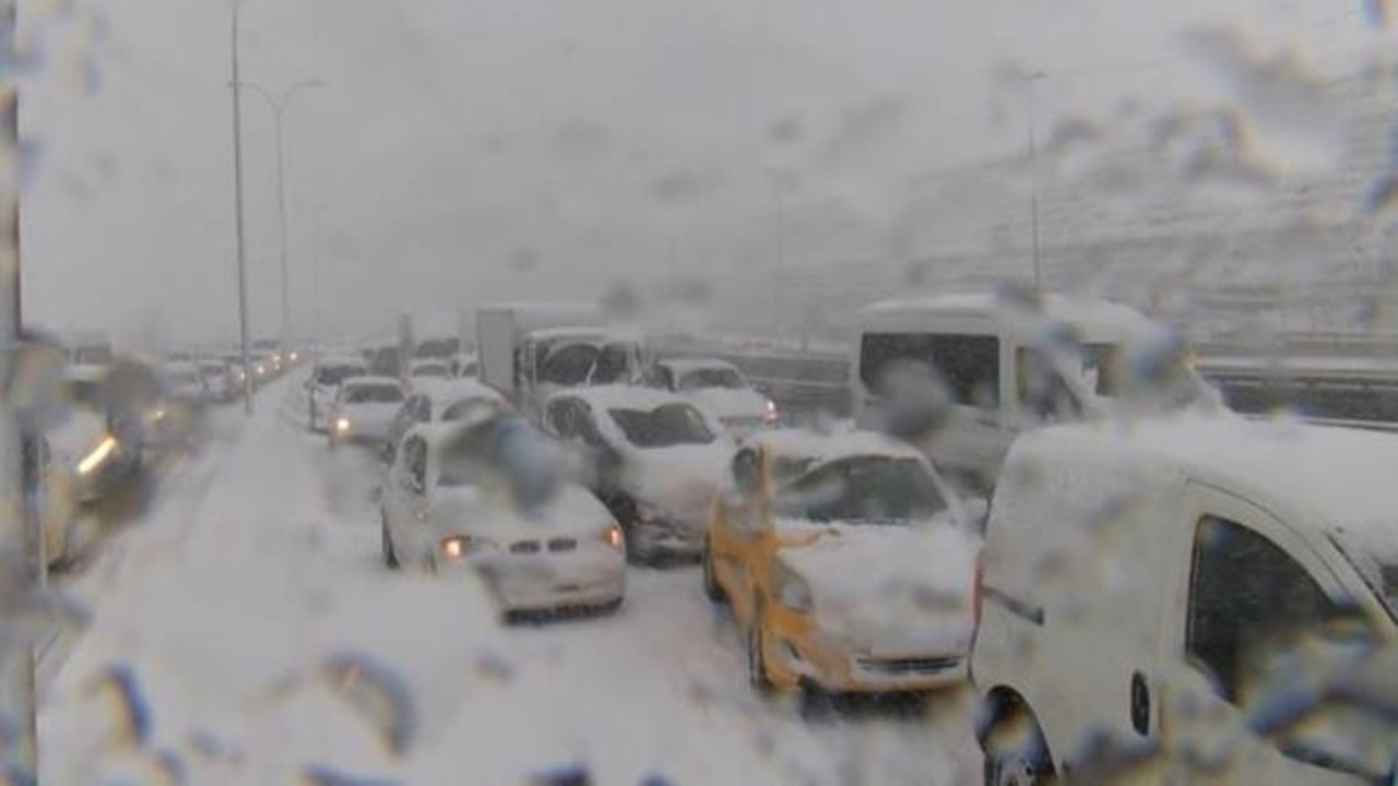 İstanbul'da bugün özel araçlar saat 13.00'e kadar trafiğe çıkamayacak