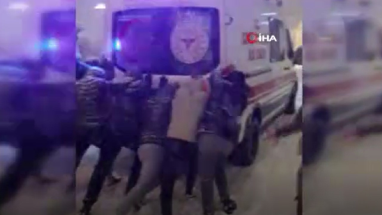 İstanbul’da yoğun kar yağışı nedeniyle ambulans yolda kaldı