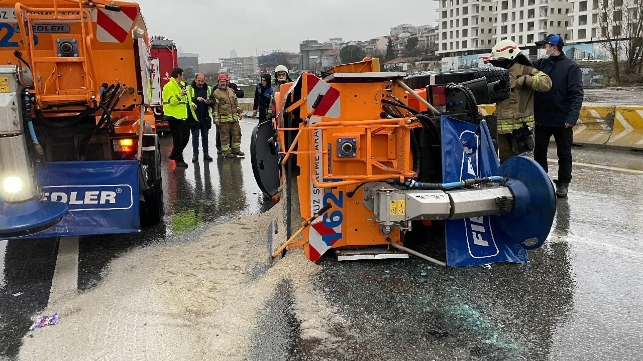 CHP'li İBB'den büyük skandal! Kar küreme ve tuzlama aracının şoförü zil zurna sarhoş çıktı