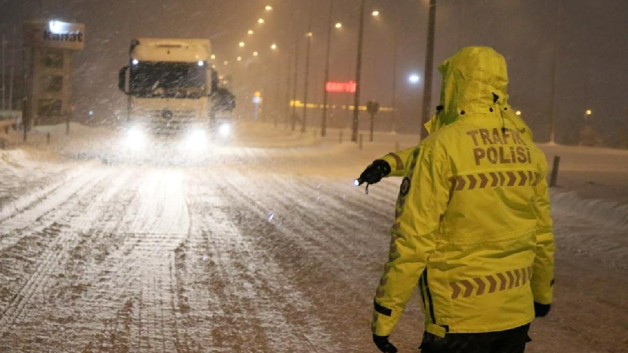 Aksaray-Adana ve Nevşehir karayolları kar ve tipi nedeniyle tırlara kapatıldı