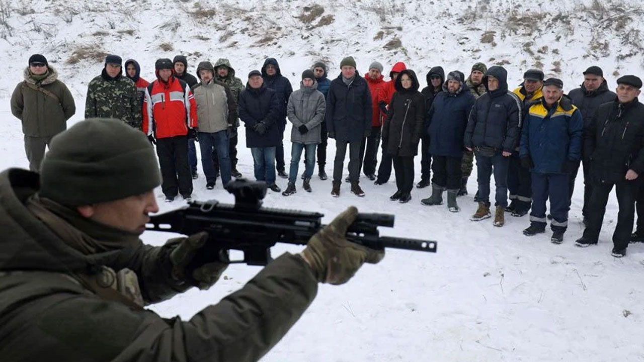 Rusya-Ukrayna geriliminde yeni perde: Siviller silahlanmaya başladı