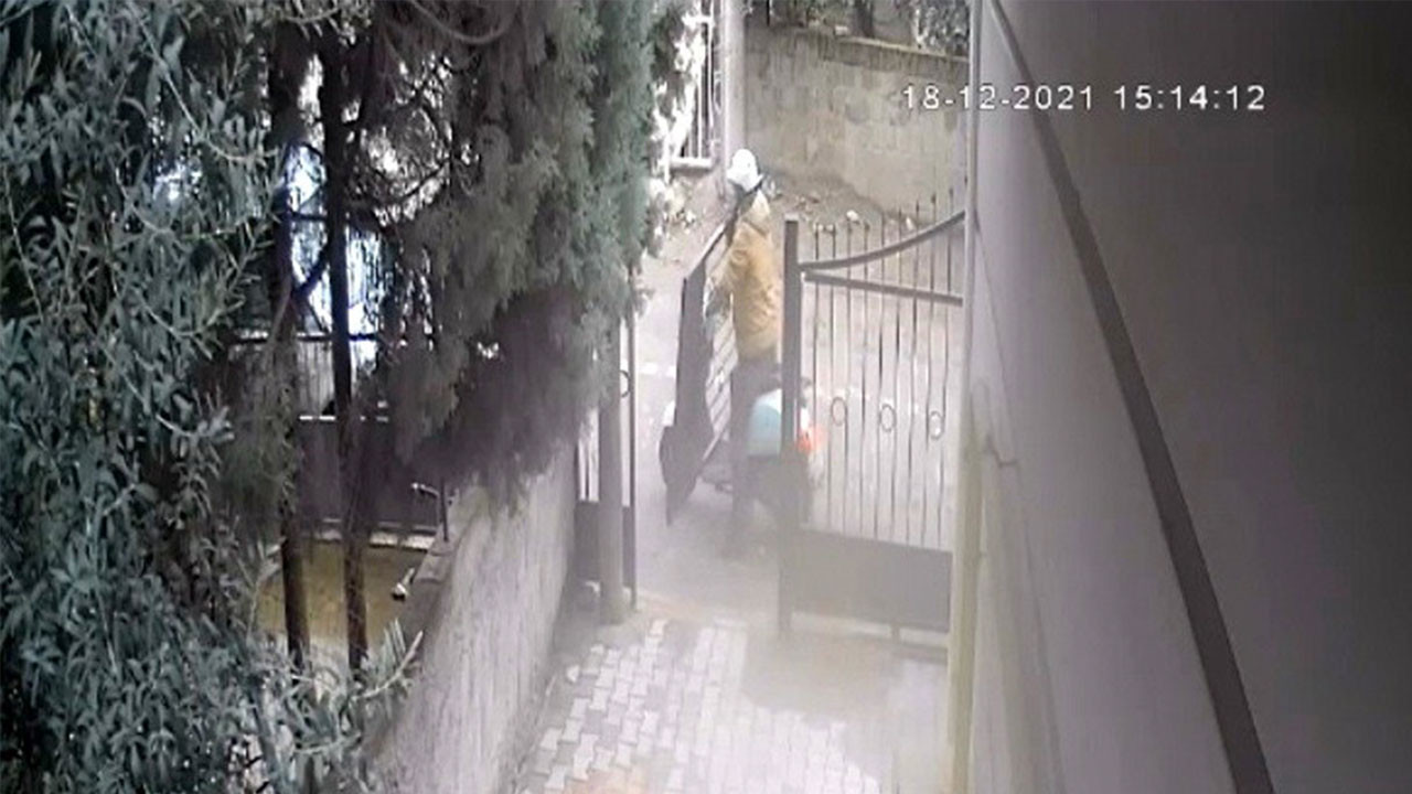 Güpegündüz hırsızlık kamerada: Motosikletle demir kapı taşıdı