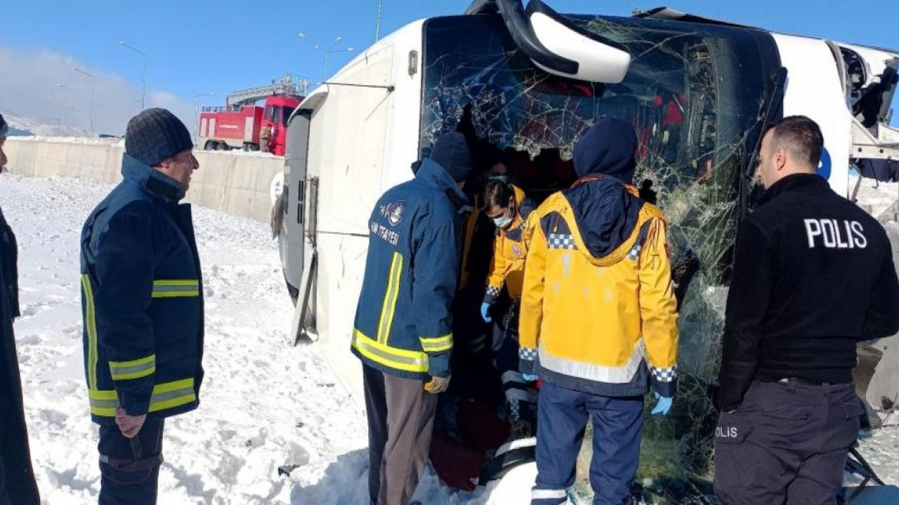 Van'da buzlu yolda kayan yolcu otobüsü devrildi! Çok sayıda yaralı var...