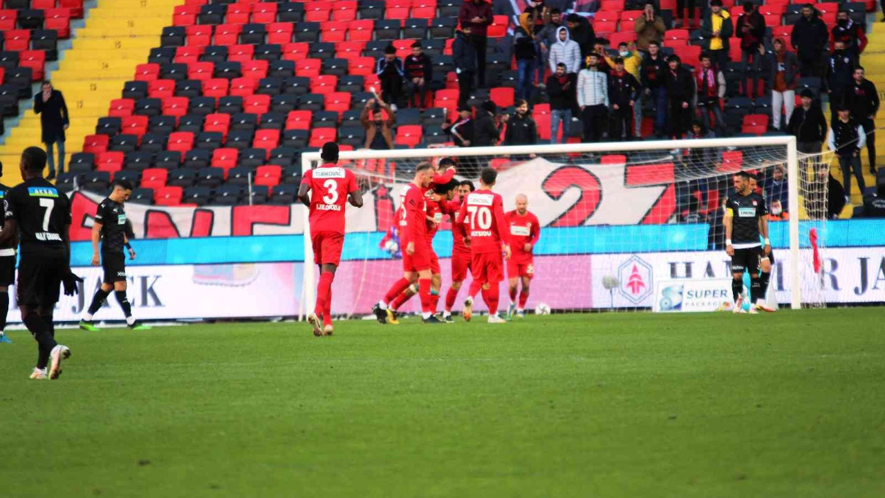 Gaziantep FK evinde Sivasspor'a 5 çekti! İç sahada 6 maçlık galibiyet serisi...