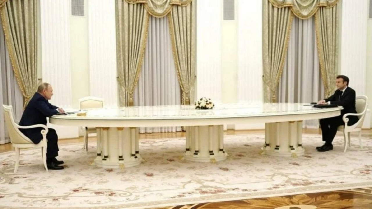 Putin ve Macron görüşmesinde en çok konuşulan şey 'masa' oldu