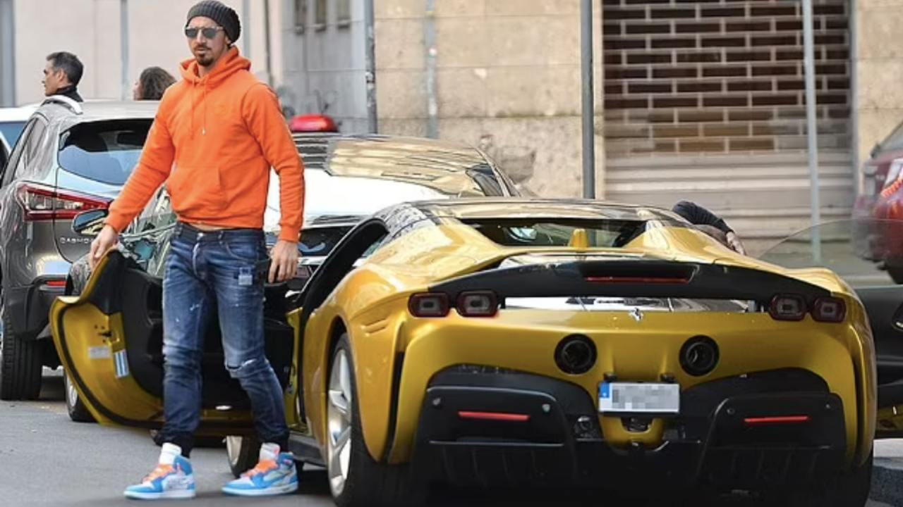 Zlatan Ibrahimovic yeni oyuncağı Ferrari SF90 Stradale ile Milano sokaklarında...
