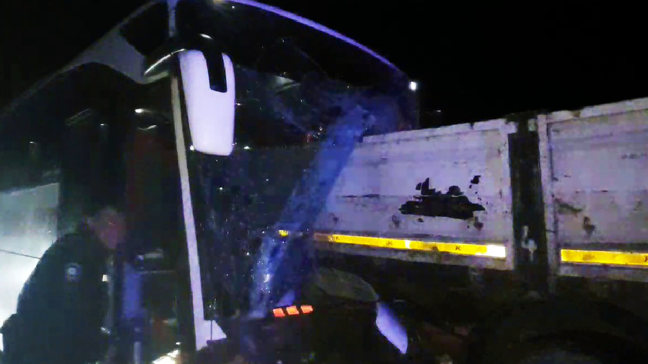 Sivas'ta korkunç kaza! Yolcu otobüsü tırın dorsesine saplandı