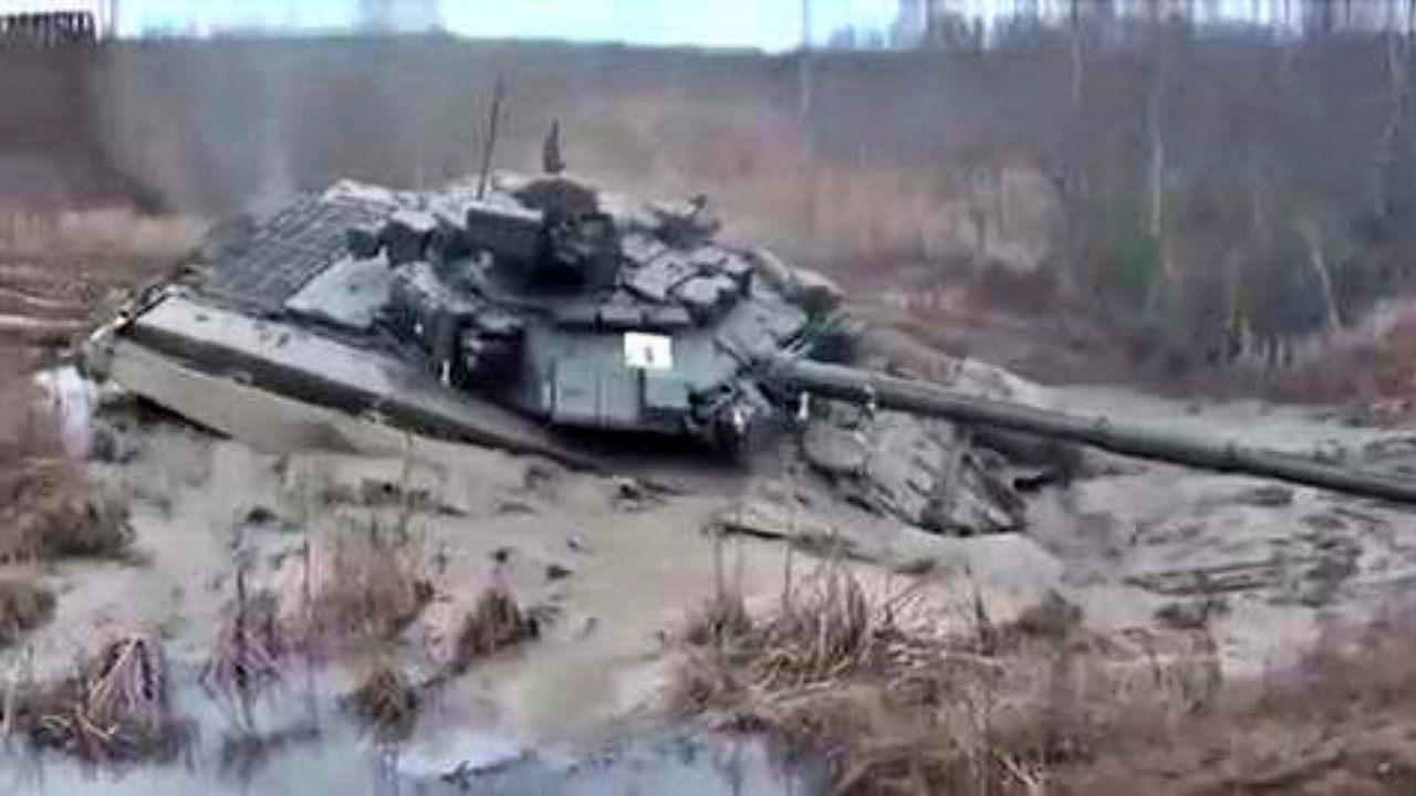 Çamurlu arazi Ukrayna'nın tarafında: Rus tankları çamura saplandı!