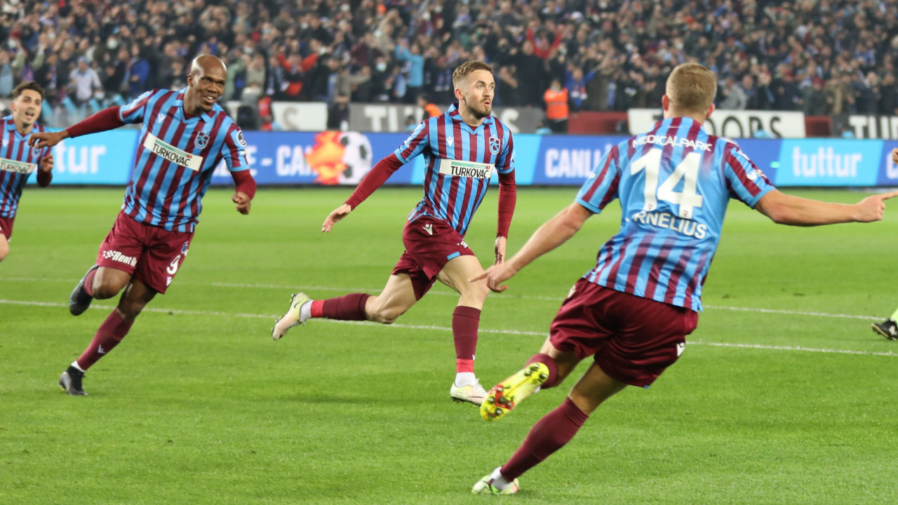 Trabzonspor en yakın rakibi Konyaspor'u Edin Visca'nın golleriyle geçti... Şampiyonluk geliyor