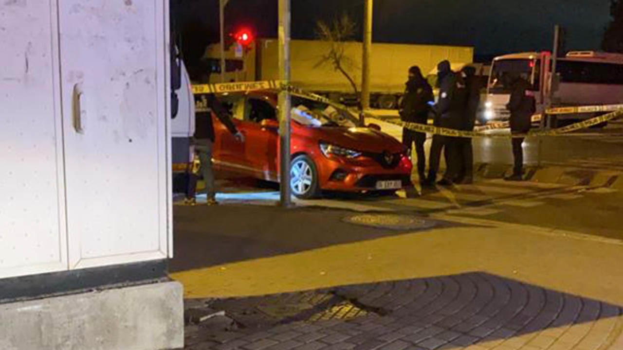 Kırmızı ışıkta duran otomobillere ateş açıp kaçtılar: 2 kadın hayatını kaybetti