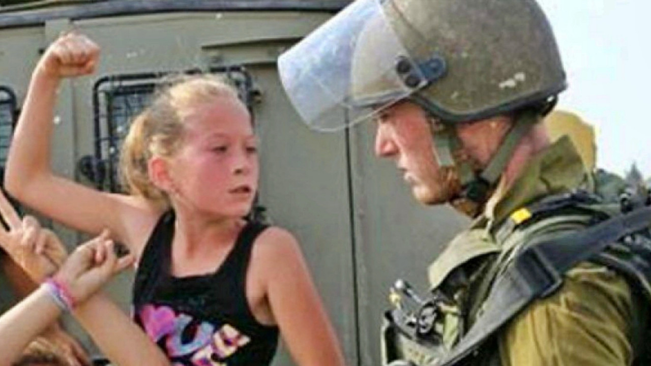 İsrail'in evini yıktığı Filistinli küçük kız korkmadan meydan okudu!
