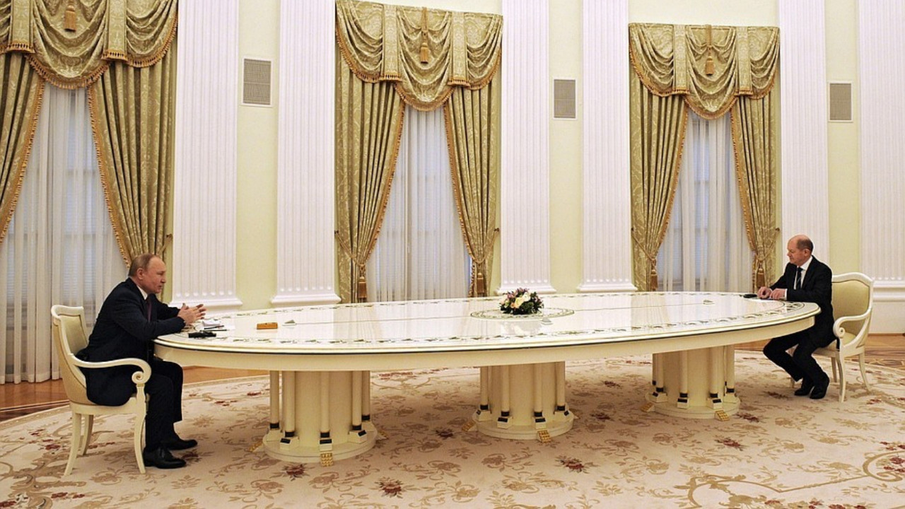 Putin, Almanya liderini de uzun masaya oturttu: Rusya savaş istemiyor!