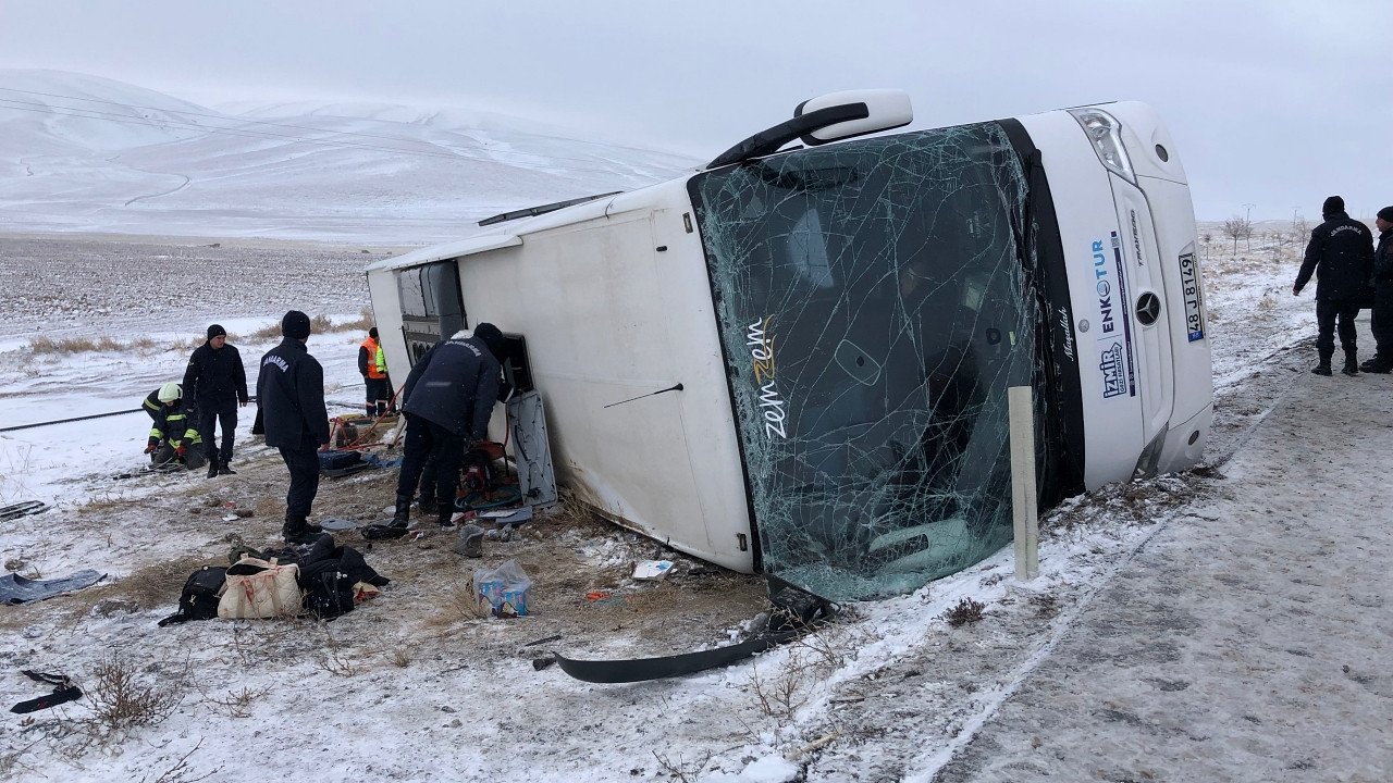 Konya-Aksaray kara yolunda buzlanma nedeniyle tur otobüsü devrildi: 5 ölü, 42 yaralı var!